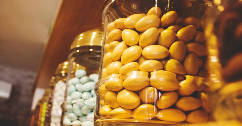 Caramelle conservate in barattoli di vetro su uno scaffale