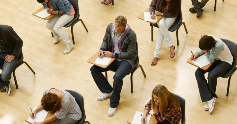 Studenter som tar ett test i klassrummet.