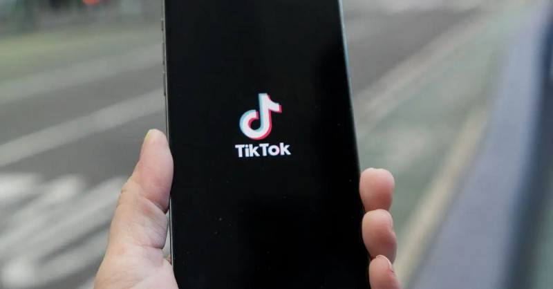 Telefon ekranındaki TikTok logosu.