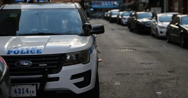 Une voiture de police garée dans une rue de New York.