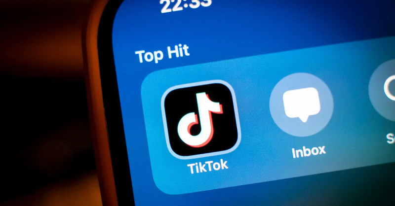 携帯電話の画面上の TikTok ロゴ。
