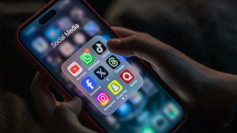 Sosiaalisen median kuvakkeet, mukaan lukien Snapchat, älypuhelimessa