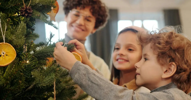 ラテン系の人たちによると、クリスマスは 12 月 24 日に祝われるそうですが、日付が入れ替わる理由は何でしょうか?