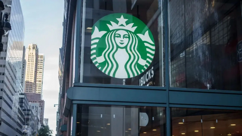 Egy Starbucks felirat egy New York-i helyszínen kívül