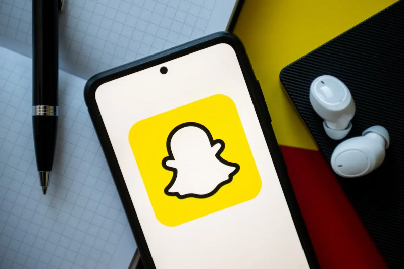 ペン、Snapchat ロゴの入った電話、イヤホン