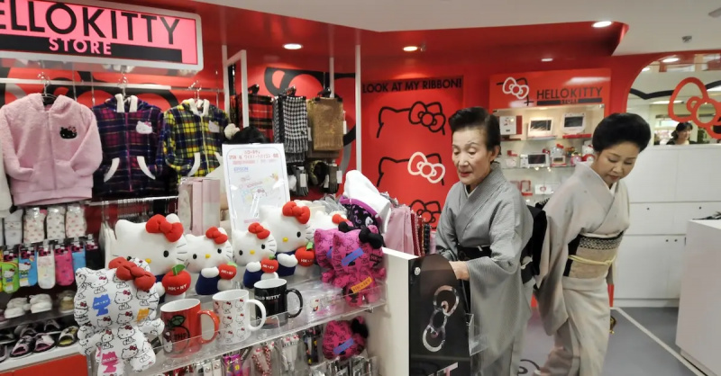 Kunder i kimonoer i Hello Kitty-butikken