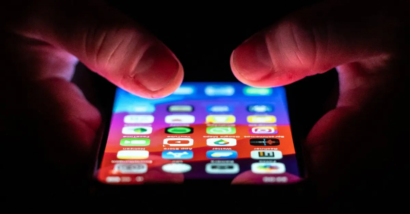 Person som holder telefonen