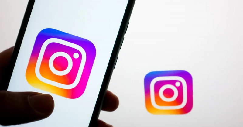 Person som holder telefonen med Instagram-logo