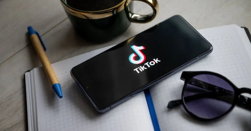 TikTok logo set vist på en smartphone