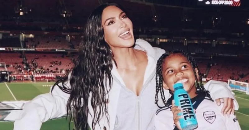 'Ilagay ang Telepono ni Nanay' - Sinusuportahan ng Saint West ang telepono ni Kim Kardashian upang maisulong ang Roblox Channel