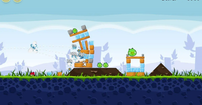 Angry Birds spēlētājs mēģina notriekt konstrukciju.