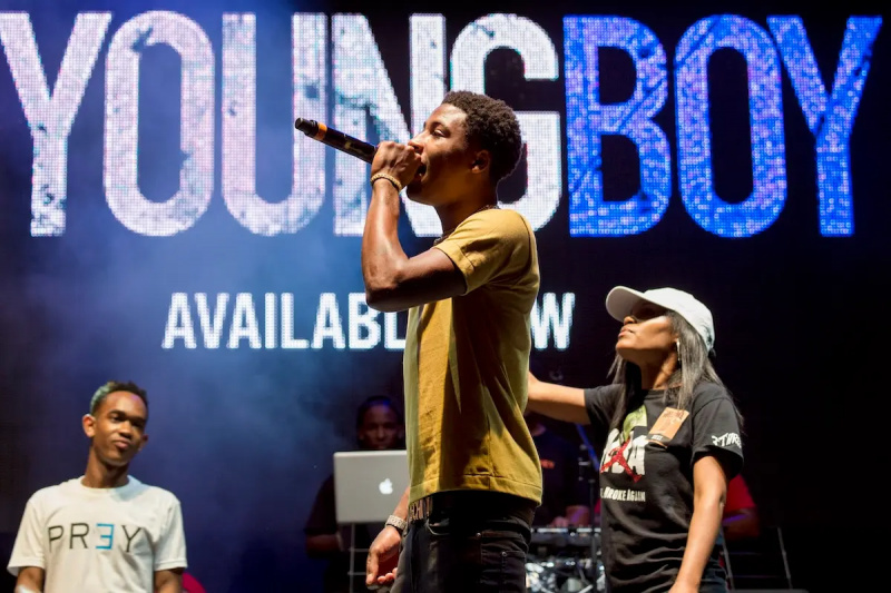 NBA YoungBoy выступает на Weezyana Fest в 2017 году.
