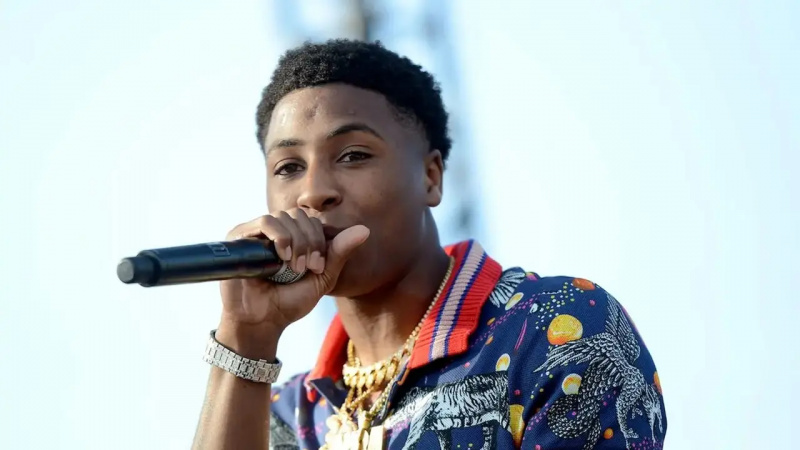 Рэпер NBA YoungBoy выступает на сцене во время фестиваля Day N Night, 10 сентября 2017 года.