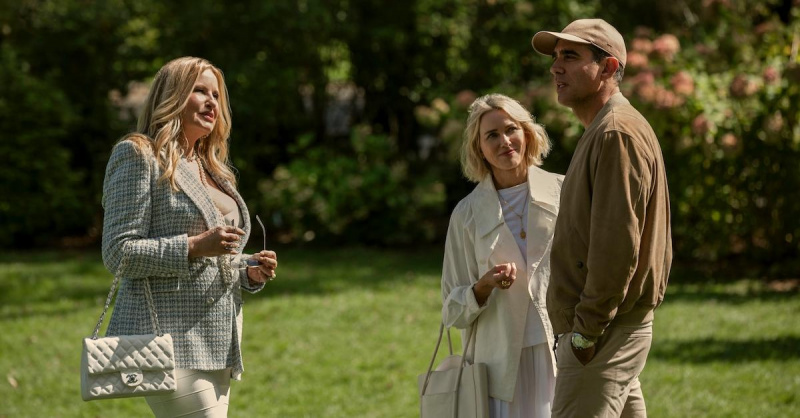 Jennifer Coolidge sebagai Karen Calhoun, Naomi Watts sebagai Nora Brannock, Bobby Cannavale sebagai Dean Brannock di episode 101 The Watcher.