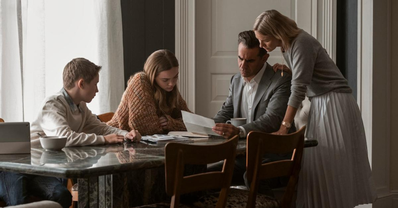 Luke David Blumm sebagai Carter Brannock, Isabel Marie Gravitt sebagai Ellie Brannock, Bobby Cannavale sebagai Dean Brannock, Naomi Watts sebagai Nora Brannock di episode 101 The Watcher