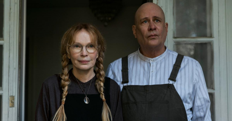 Mia Farrow sebagai Pearl Winslow, Terry Kinney sebagai Jasper Winslow di episode 103 The Watcher.