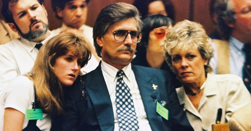 Ron Goldman의 아버지 Fred Goldman(가운데), 그의 딸 Kim(왼쪽), 아내 Patty(오른쪽)가 Ron과 O.J.의 살해 사건에 대한 예심에서 증언을 듣고 있습니다. 심슨's ex-wife, Nicole Brown Simpson, July 7, 1994 in Los Angeles