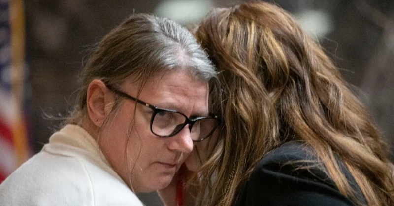 Jennifer Crumbley kalbasi su savo advokatu Shannon Smith