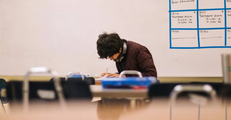 公立学校老师 unsplash