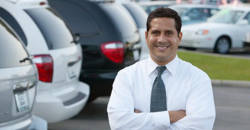 vendedor de automóviles
