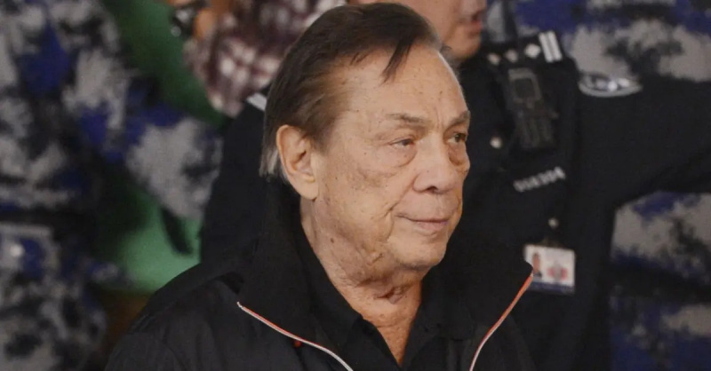 Donald Sterling llega al Aeropuerto Internacional de Beijing Capital antes del partido de ida de los juegos de la NBA China 2012