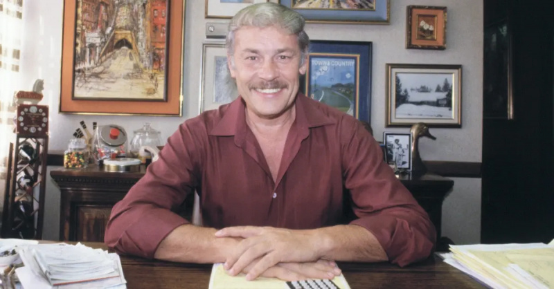Jerry Buss, millonario inmobiliario local, ha llegado a un acuerdo de principio para comprar Los Angeles Lakers, Kings y el Forum a Jack Kent Cooke