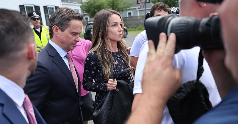 Dedham, MA - 25 juni: Efter att juryn inlett överläggningar i hennes mordrättegång lämnade Karen Read Norfolk Superior Court. (Foto av Suzanne Kreiter/The Boston Globe via Getty Images)