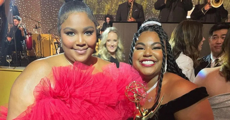 (l-r): Lizzo s Ariannou Davis na Emmy 2022