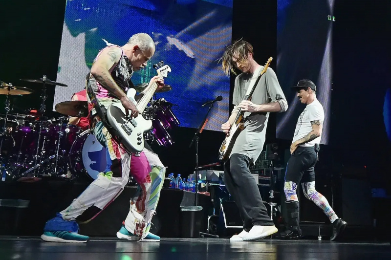 Josh Klinghoffer joue avec les Red Hot Chili Peppers