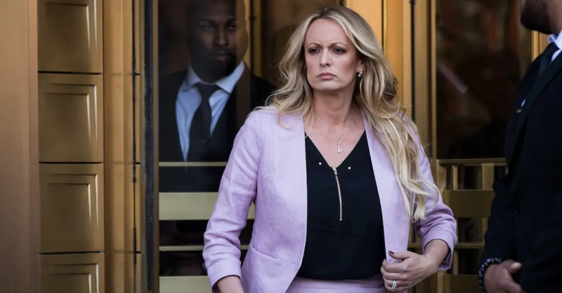 Stormy Daniels opuszcza Sąd Okręgowy Stanów Zjednoczonych Południowy Okręg Nowego Jorku na rozprawę w sprawie Michaela Cohena