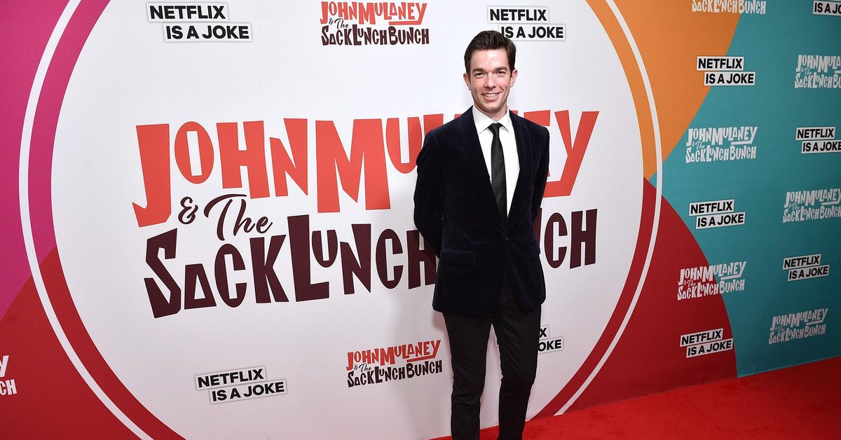 Todos se sorprenden de que John Mulaney vaya a la iglesia, pero ¿de verdad? Investigamos
