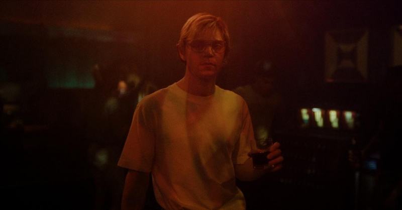 Evan Peters como Jeffrey Dahmer