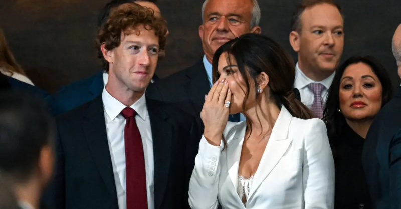 Mark Zuckerberg y Lauren Sanchez charlan durante Trump's second inauguration ceremony.