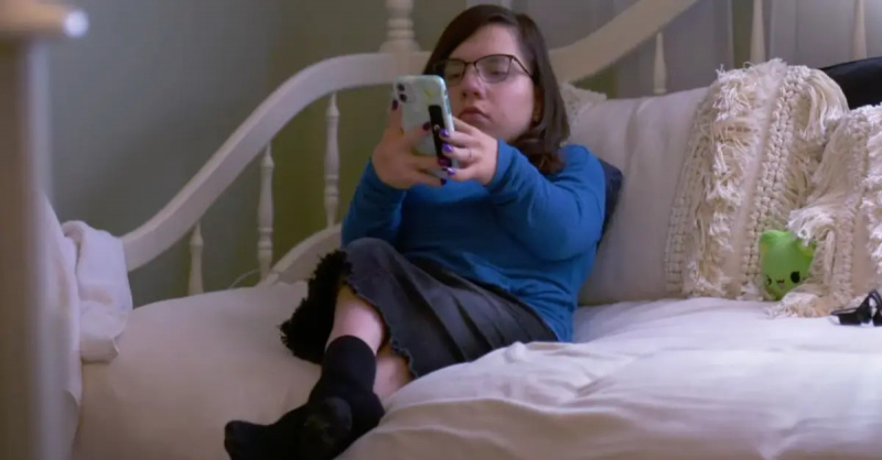 Natalia Grace na telefonie komórkowym w sypialni