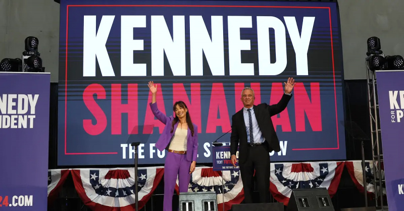 Nicole Shanahan i Robert Kennedy Jr. na pozornici na kampanji 26. ožujka 2024.