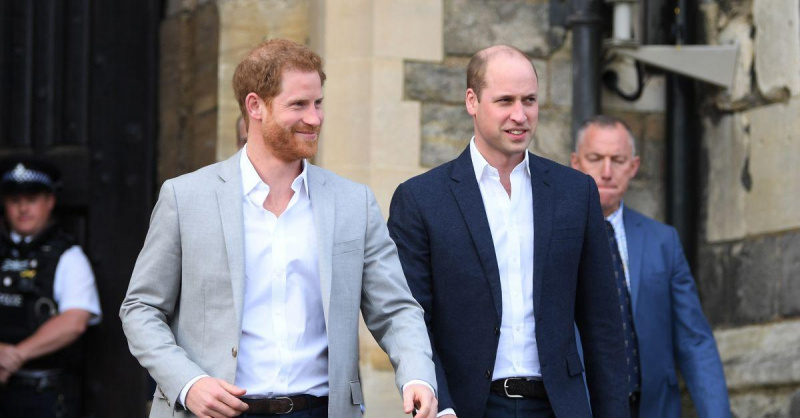 (l-r): Harry und Prinz William gehen zusammen.