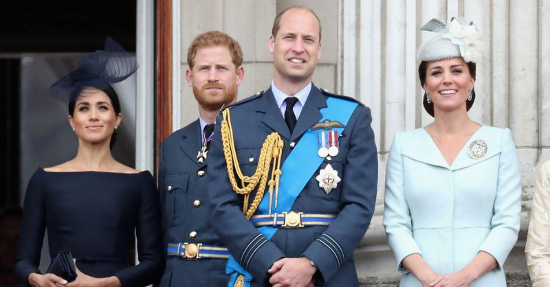 (l-r): Meghan Markle, Harry, Prinz William und Kate, Herzogin von Cambridge, posieren zusammen.