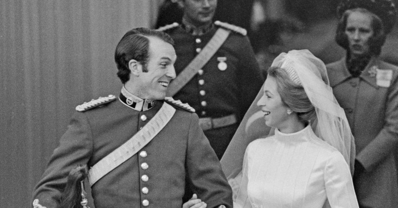 (de izquierda a derecha): el capitán Mark Phillips y la princesa Ana en su boda en 1973.