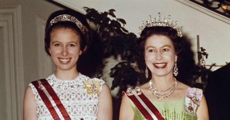 (de izquierda a derecha): la princesa Ana y la reina Isabel II sonríen una al lado de la otra.