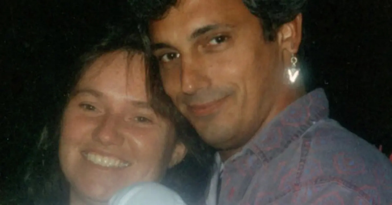 (Da esquerda para a direita): Sherri Malarik e Greg Malarik sorriem para uma foto