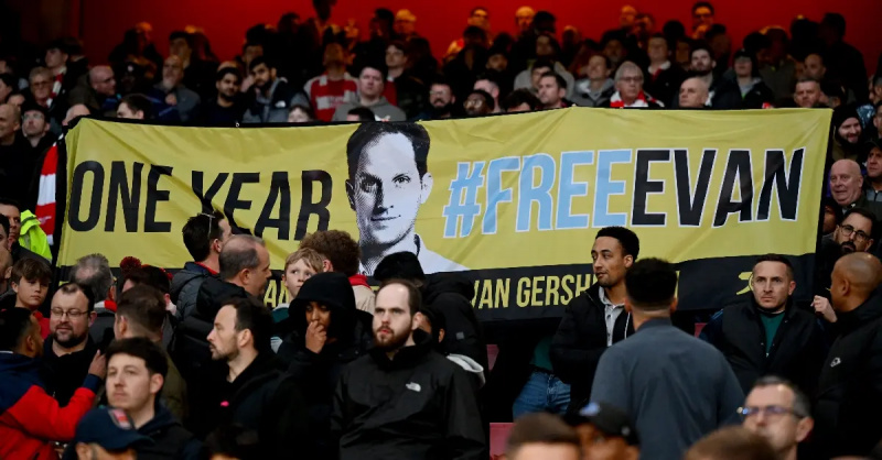 Nagpapakita ang mga tagahanga ng banner sa mga stand, bilang suporta kay Evan Gershkovich, American journalist at reporter sa panahon ng Premier League match sa pagitan ng Arsenal FC at Luton Town