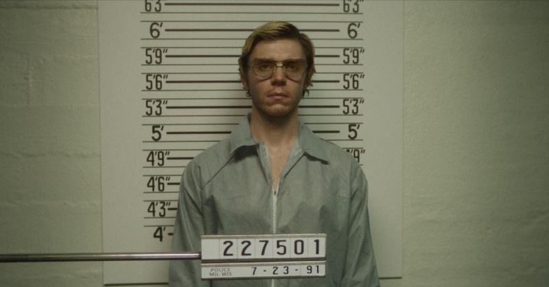Evan Peters incarnant Jeffrey Dahmer