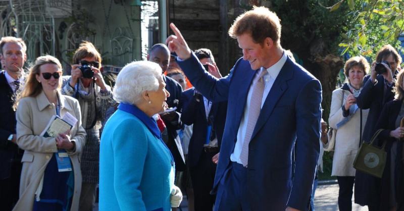 Královna Alžběta II a princ Harry