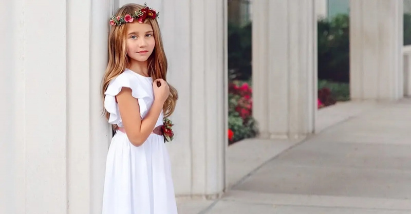   Macie Hill pose en robe blanche