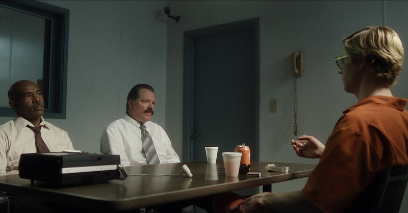 (L-R): Michael Beach ca detectivul Murphy, Colby French ca detectivul Kennedy, Evan Peters ca Jeffrey Dahmer