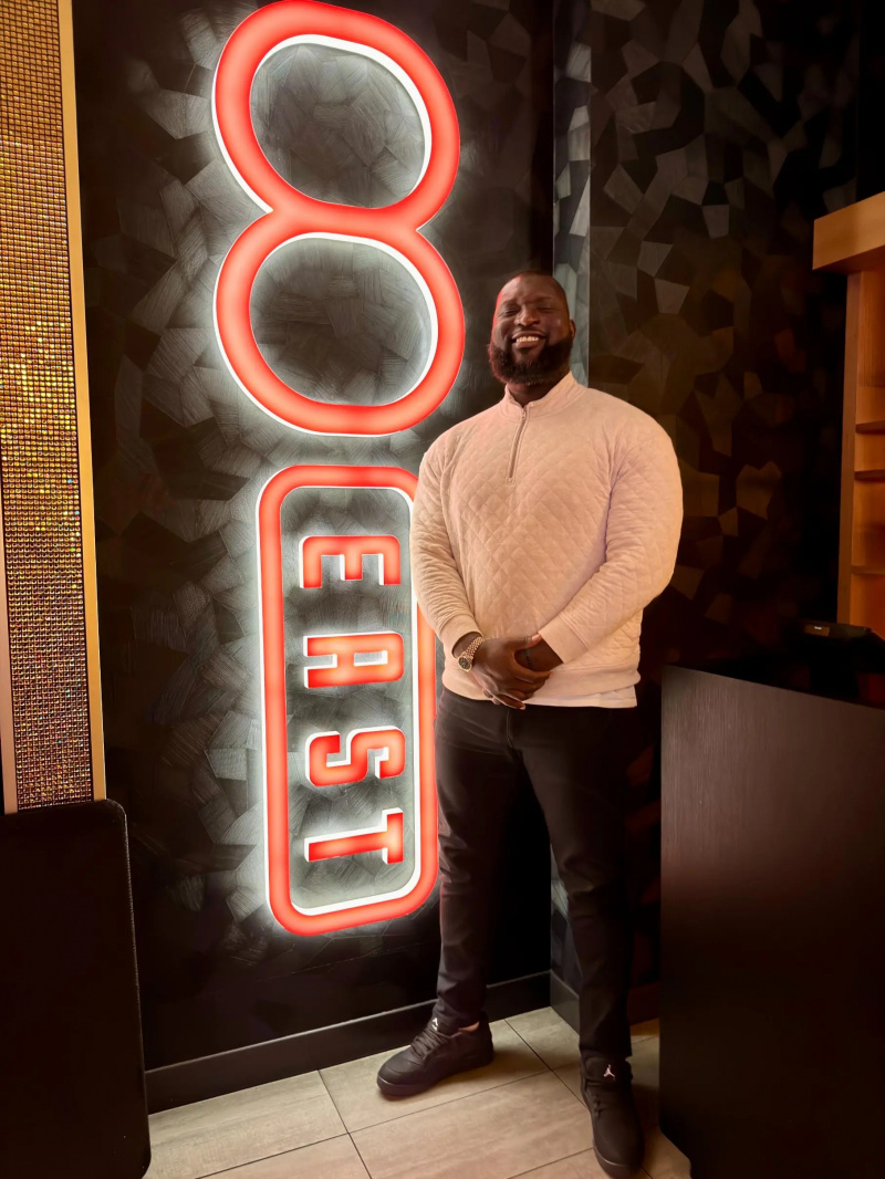 Jordan 'Omos' Omogbehin på 8 East