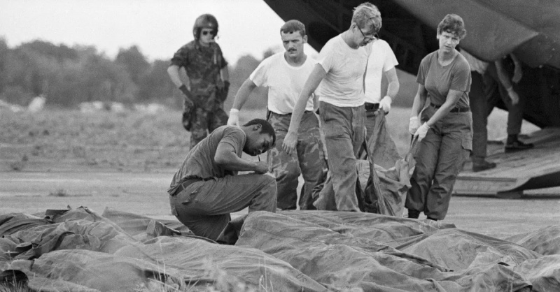 米軍遺体回収部隊、ジョーンズタウン集団自殺殺人事件のさらに多くの犠牲者をジョージタウンのヘリコプターから運び出す's International Airport