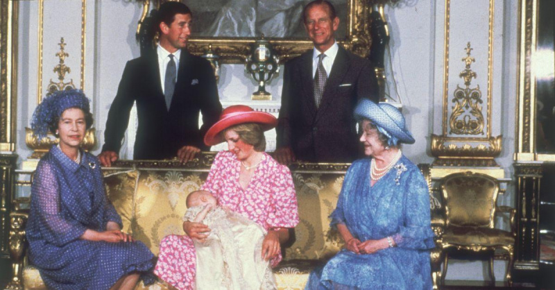 (kiri ke kanan): Ratu Elizabeth II, Pangeran Charles, Pangeran Philip Duke of Edinburgh, Putri Diana, Pangeran William, dan ibu Ratu.