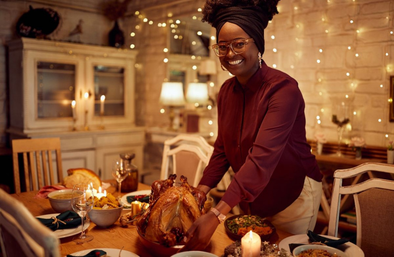 Babaeng nakatayo sa tabi ng Thanksgiving dinner