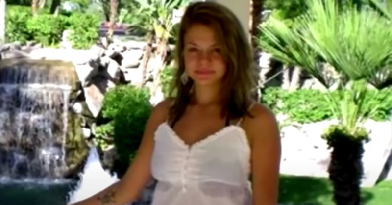   Elizabeth Johnson posa vicino a una cascata